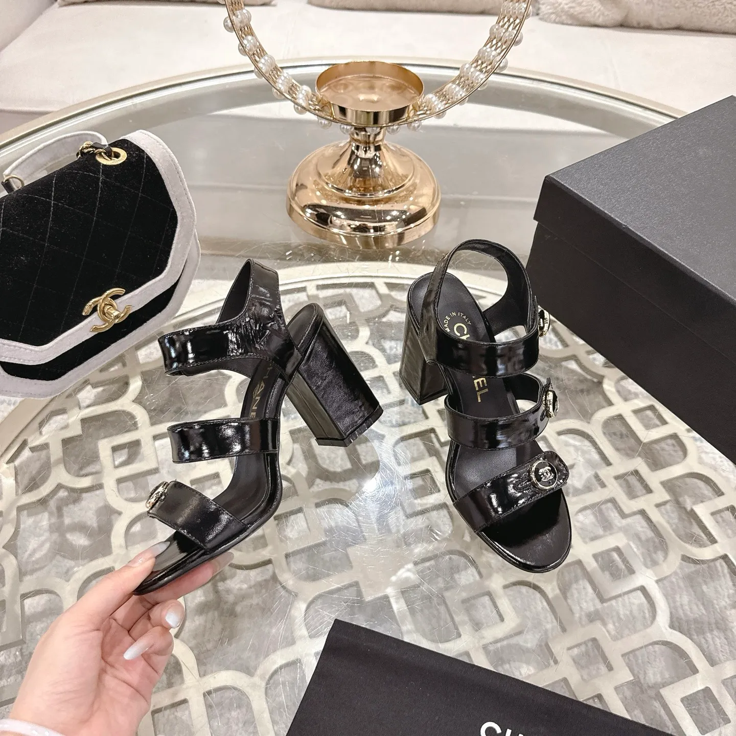 👟👟Ex-factory price 560👟👟 2026SS latest CHANEL Chanel 2026 early spring catwalk new model 🌸️Purchased the original version in Hong Kong and opened the mold exclusively. Top quality % genuine last developed with smooth lines and smooth entry and exit from the counter! Official website 1:1 production. Fabric: Mixed sheepskin imported from Italy & private molded double C buckle and letters are delicate, smooth, shiny and feel great! 💅The fabric and the feet are made of the same material, which is great on the feet! ! ! Color: black/apricot Code number: 34-40 (custom-made sizes 41 and 42 are non-refundable)